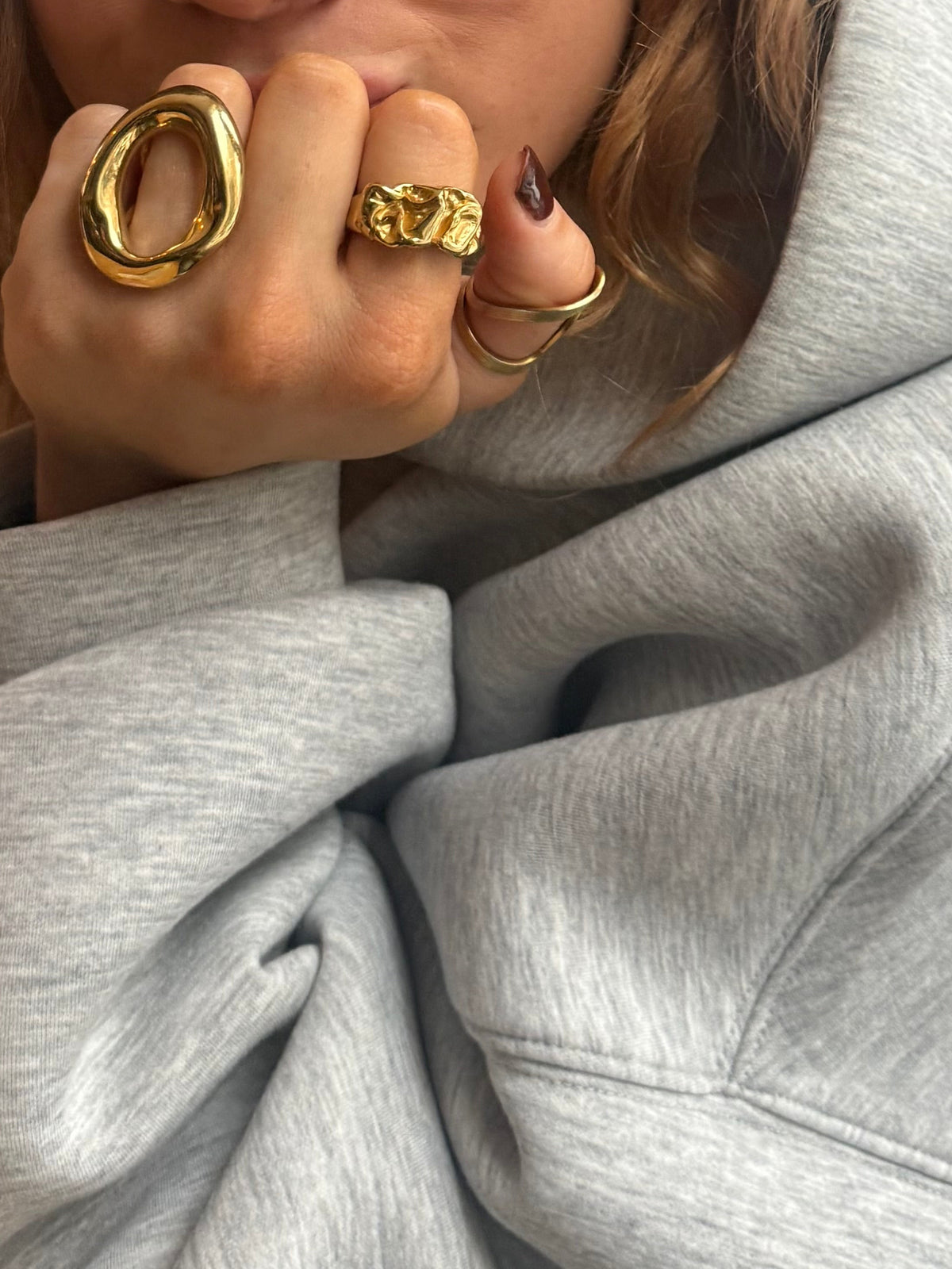 Detailopname Tyla chunky statement ring stainless steel goud – waterproof sieraad