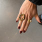 Model draagt Tyla bold gouden ring van stainless steel in everyday look