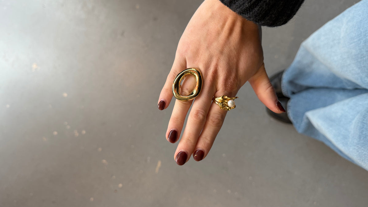 Model draagt Tyla bold gouden ring van stainless steel in everyday look